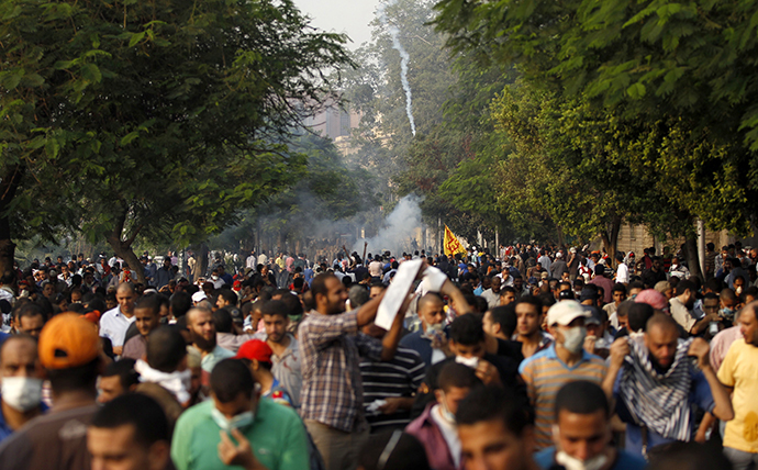 Members of the Muslim Brotherhood and supporters of ousted Egyptian President Mohamed Mursi run after riot police released tear gas along a road at Kornish El Nile, which leads to Tahrir Square, during clashes at a celebration marking Egypt's 1973 war with Israel in Cairo October 6, 2013. (Reuters / Amr Dalsh)